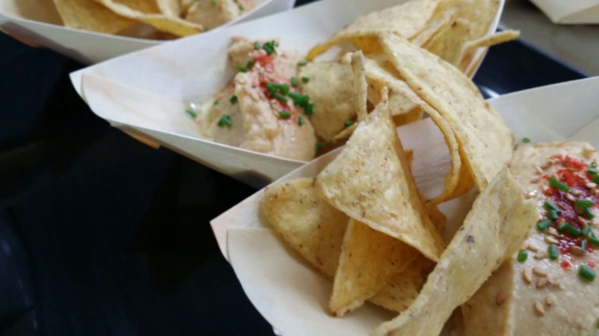 Humus con tortitas de trigo ecológicas