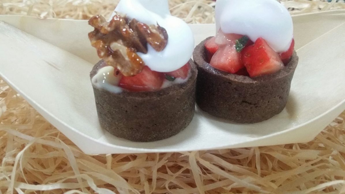 Crujiente de chocolate con fresas nata y nuez caramelizada