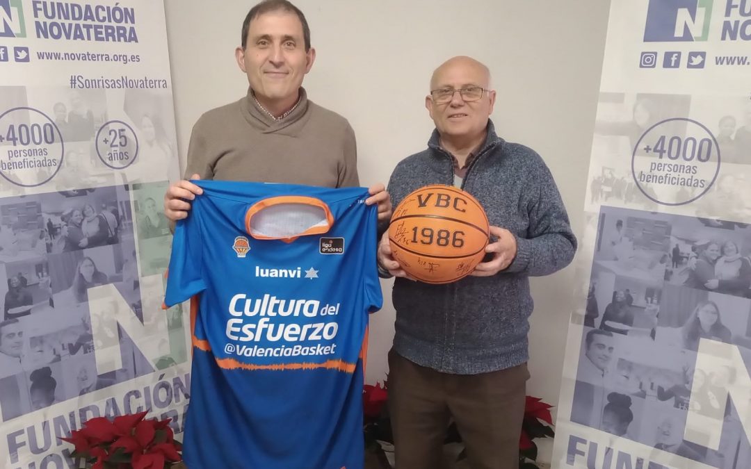 Entregamos el premio de la rifa solidaria del Valencia Basket