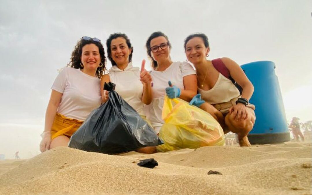 Fundación Novaterra continúa con el reto de limpieza de las playas de Valencia para visibilizar la causa contra los contratos basura estivales