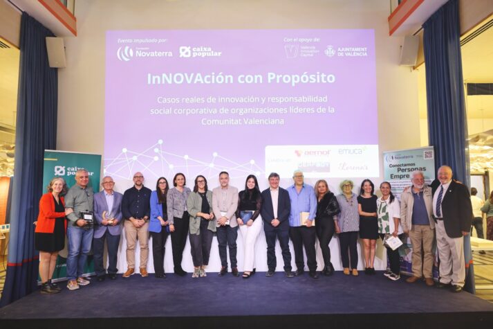 Foto con ganadores y finalistas 1